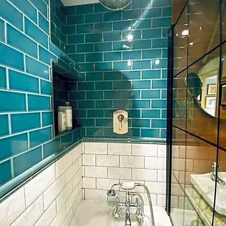 Spacious Boutique Apartment *